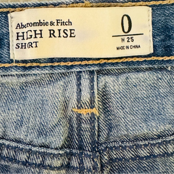 Abercrombie & Fitch | Light Wash High Rise Jean Short | SIze 0 - Picture 5 of 6